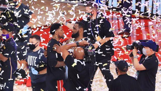 【火狐电竞官方网站】
掷中注定?今年的詹姆斯与科比2009年夺冠之路神同步!(图3) 【火狐电竞官方网站】
掷中注定?今年的詹姆斯与科比2009年夺冠之路神同步!(图3)