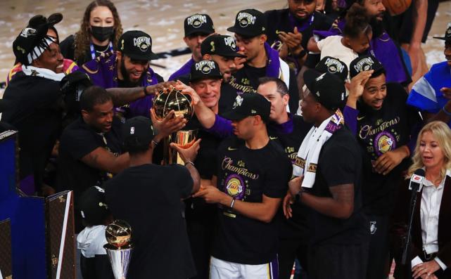 【火狐电竞官方网站】
掷中注定?今年的詹姆斯与科比2009年夺冠之路神同步!(图5) 【火狐电竞官方网站】
掷中注定?今年的詹姆斯与科比2009年夺冠之路神同步!(图5)