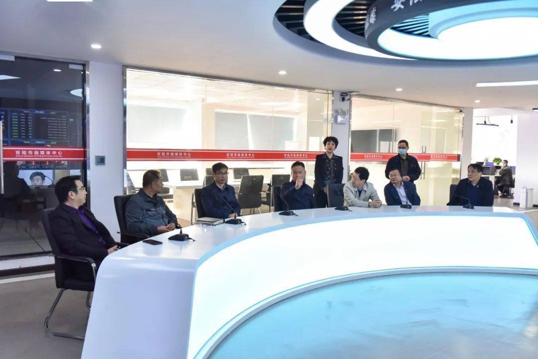 胡明刚到市融媒体中心调研时强调:深入宣传五中全会精神 加速推动媒体融合生长-火狐电竞官方网站(图3)
胡明刚到市融媒体中心调研时强调:深入宣传五中全会精神 加速推动媒体融合生长-火狐电竞官方网站(图3)