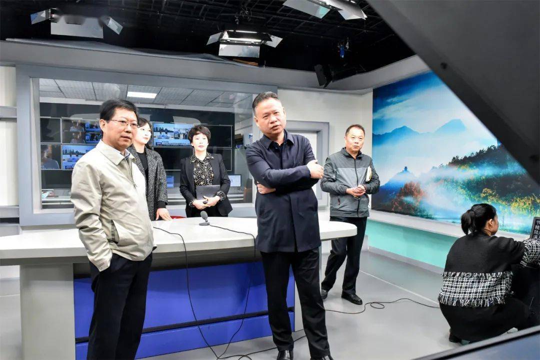 胡明刚到市融媒体中心调研时强调:深入宣传五中全会精神 加速推动媒体融合生长-火狐电竞官方网站(图1)
胡明刚到市融媒体中心调研时强调:深入宣传五中全会精神 加速推动媒体融合生长-火狐电竞官方网站(图1)