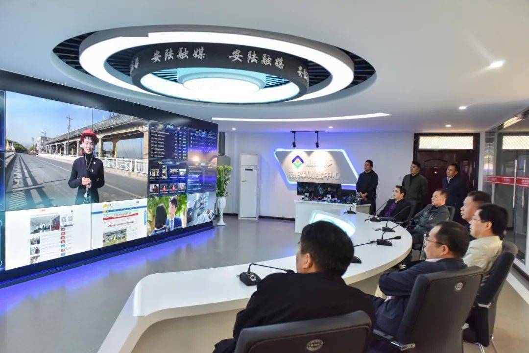 胡明刚到市融媒体中心调研时强调:深入宣传五中全会精神 加速推动媒体融合生长-火狐电竞官方网站(图4)
胡明刚到市融媒体中心调研时强调:深入宣传五中全会精神 加速推动媒体融合生长-火狐电竞官方网站(图4)