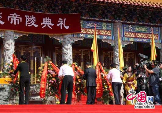 世界上腰最细的人 整容19次拆6根肋骨_火狐电竞官方网站(图4) 火狐电竞官方网站